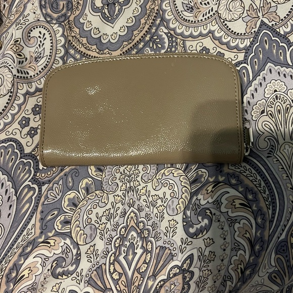 Pebbled gray patent leather Tory Burch wallet - Picture 2 of 5